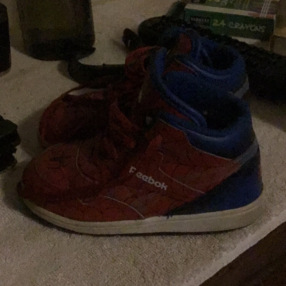 Tennis shoes